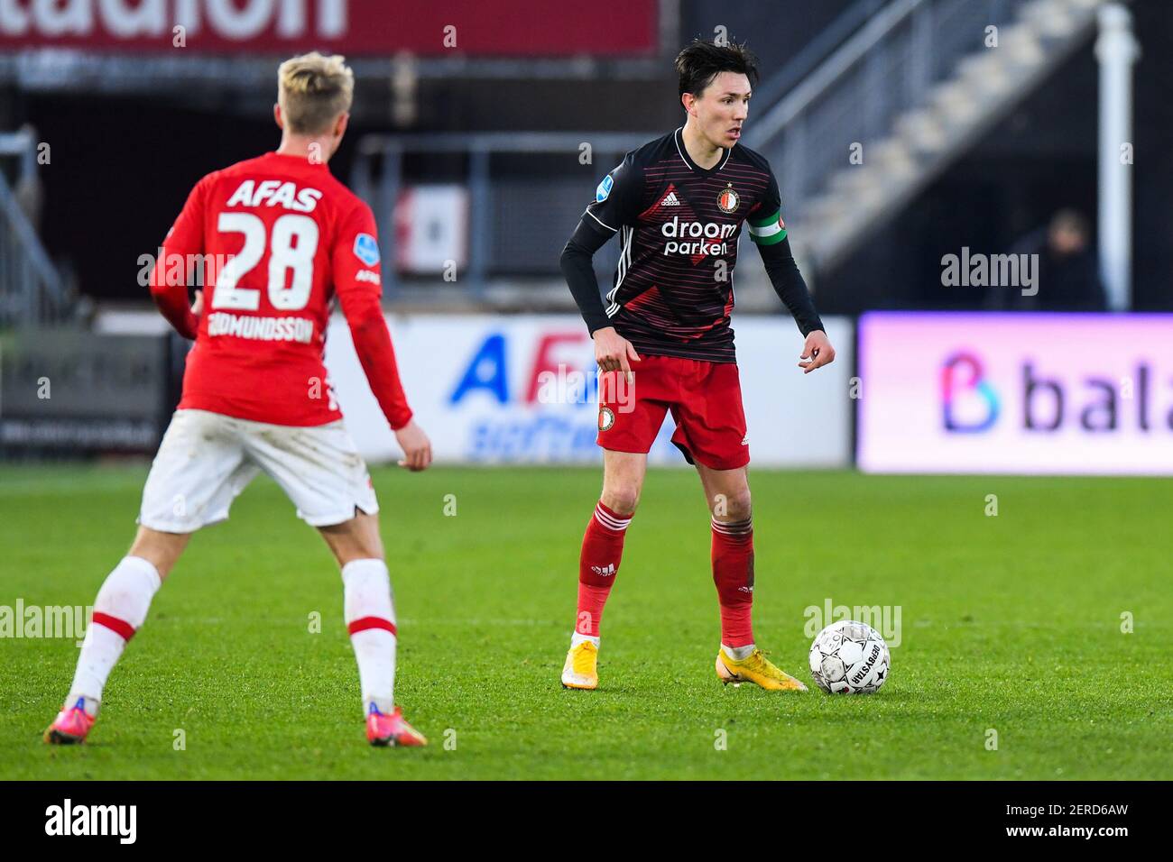 ALKMAAR, PAESI BASSI - FEBBRAIO 28: Albert Gudmundsson di AZ e Steven Berghuis di Feyenoord durante la partita olandese di Eredivisie tra AZ e Feyenoo Foto Stock