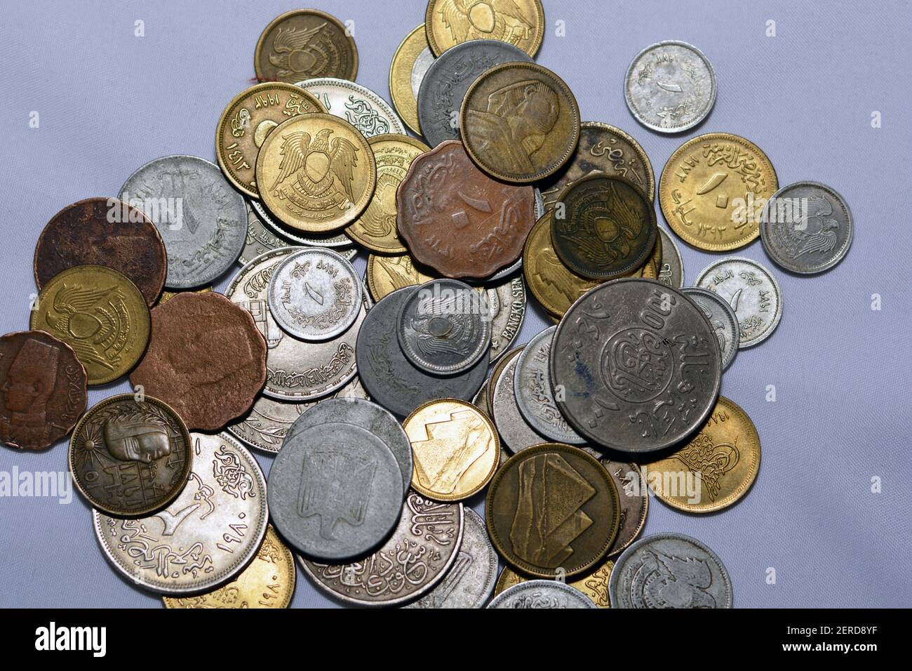 Collezione di vecchie monete arabe sfondo dal tempo del regno d'Egitto fino  alla repubblica, monete saudite, vecchi soldi egiziani di milliemi e  pilastri Foto stock - Alamy