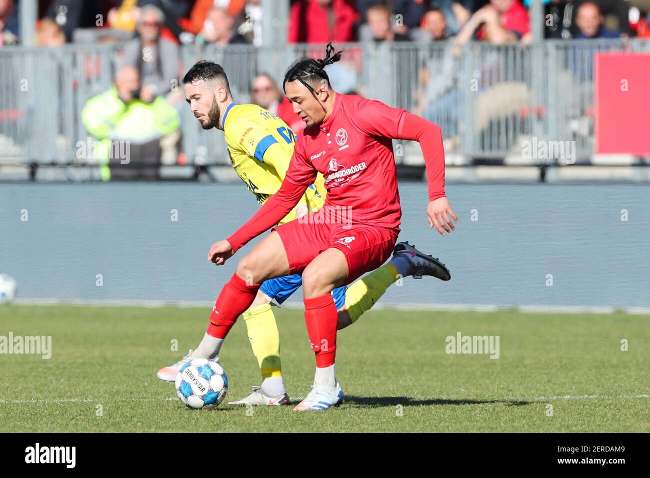 ALMERE, PAESI BASSI - FEBBRAIO 28: Robin Maulun di SC Cambuur e Ruggero Mannes di Almere City FC durante la partita olandese Keukenkampioendivie betwee Foto Stock