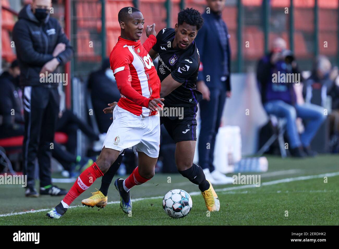 LUIK, BELGIO - FEBBRAIO 28: Mickey Balikwisha di Standard de Liege e Amir Murillo di RSC Anderlecht durante la partita della Jupiler Pro League tra sta Foto Stock