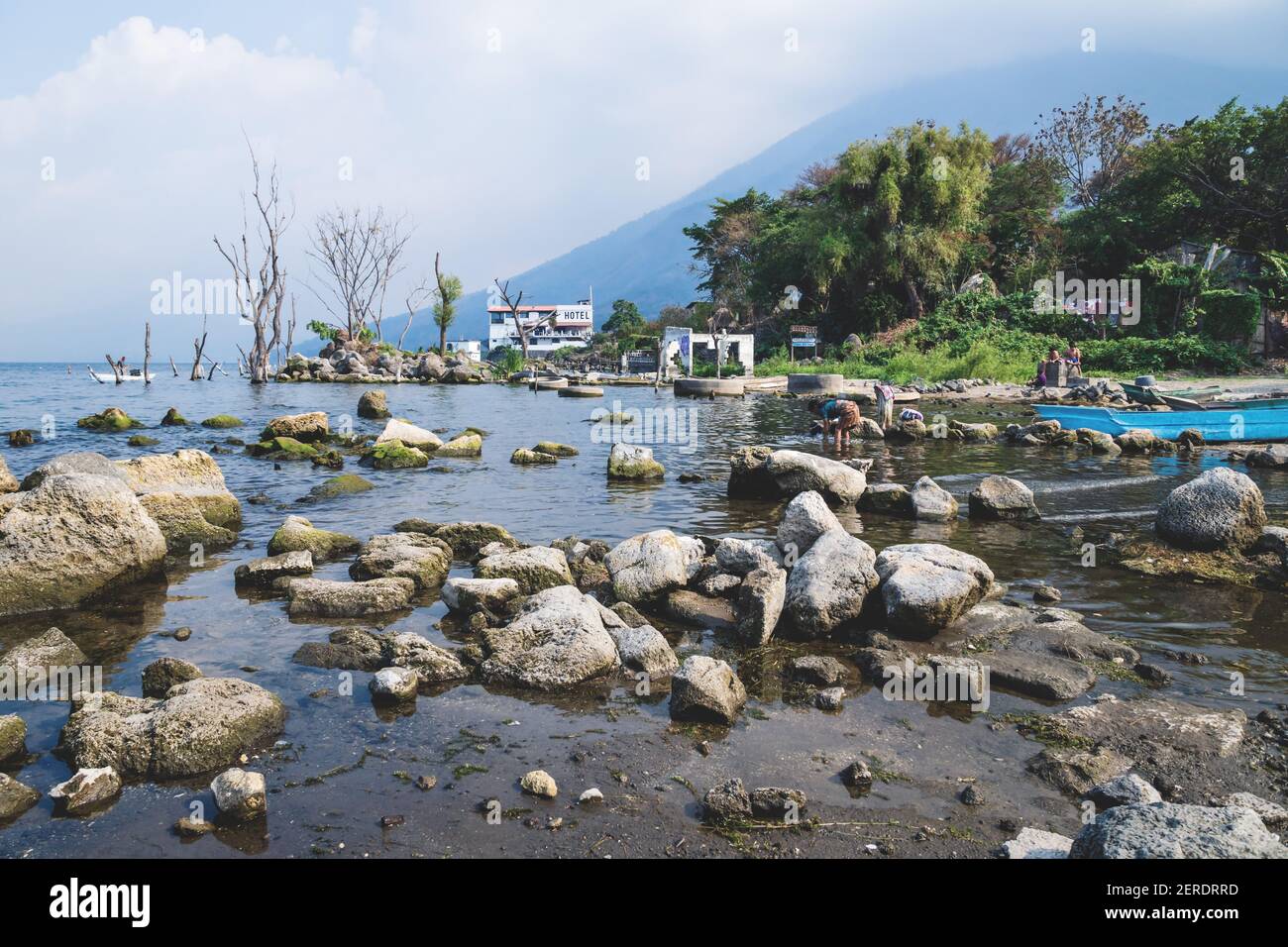 San Pedro la Laguna, Guatemala - 26 marzo 2018: Spiaggia al lago atitlan con la gente locale pesca e facendo lavanderia lungo il vulcano Foto Stock