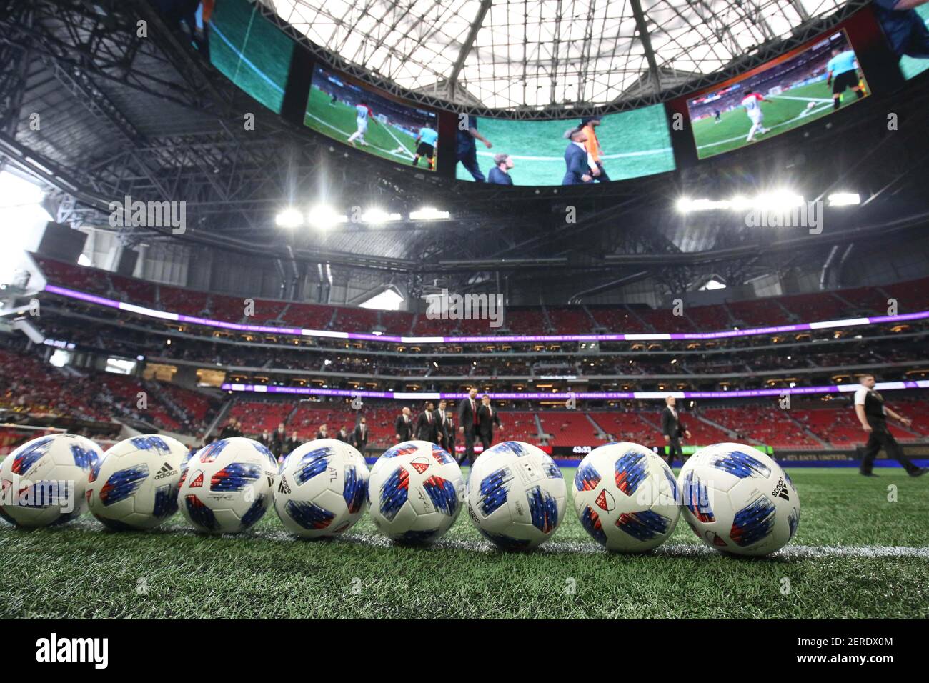 15 luglio 2018; Atlanta, GA, Stati Uniti; Le palle da calcio MLS vengono  mostrate prima della partita contro Seattle Sounders e l'Atlanta United  allo stadio Mercedes-Benz. Credito obbligatorio: Jason Getz-USA TODAY Sports