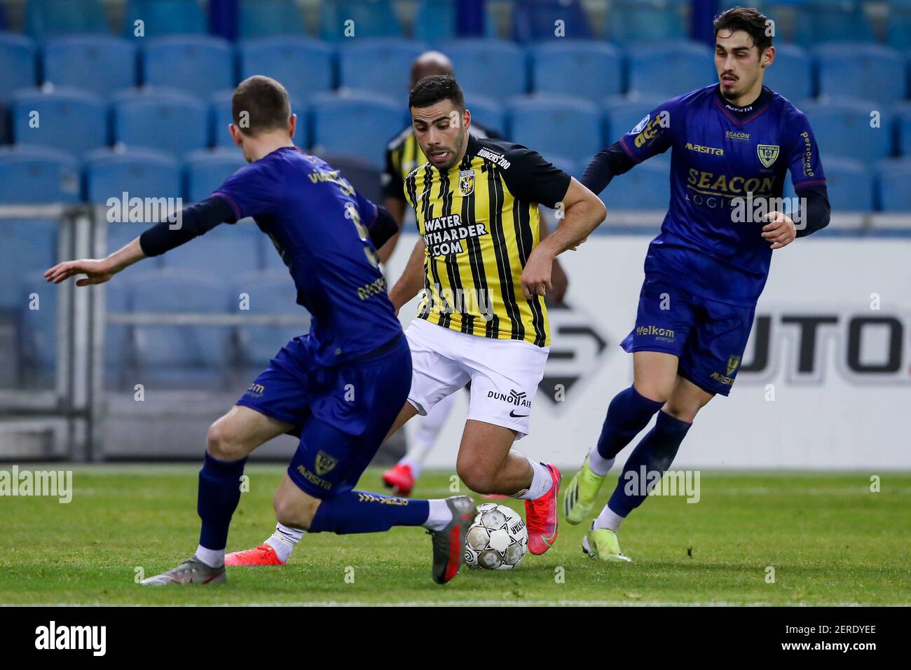 ARNHEM, PAESI BASSI - FEBBRAIO 27: Steffen Schafer di VVV Venlo, Oussama Tannane di Vitesse durante la partita olandese di Eredivisie tra Vitesse e VV Foto Stock