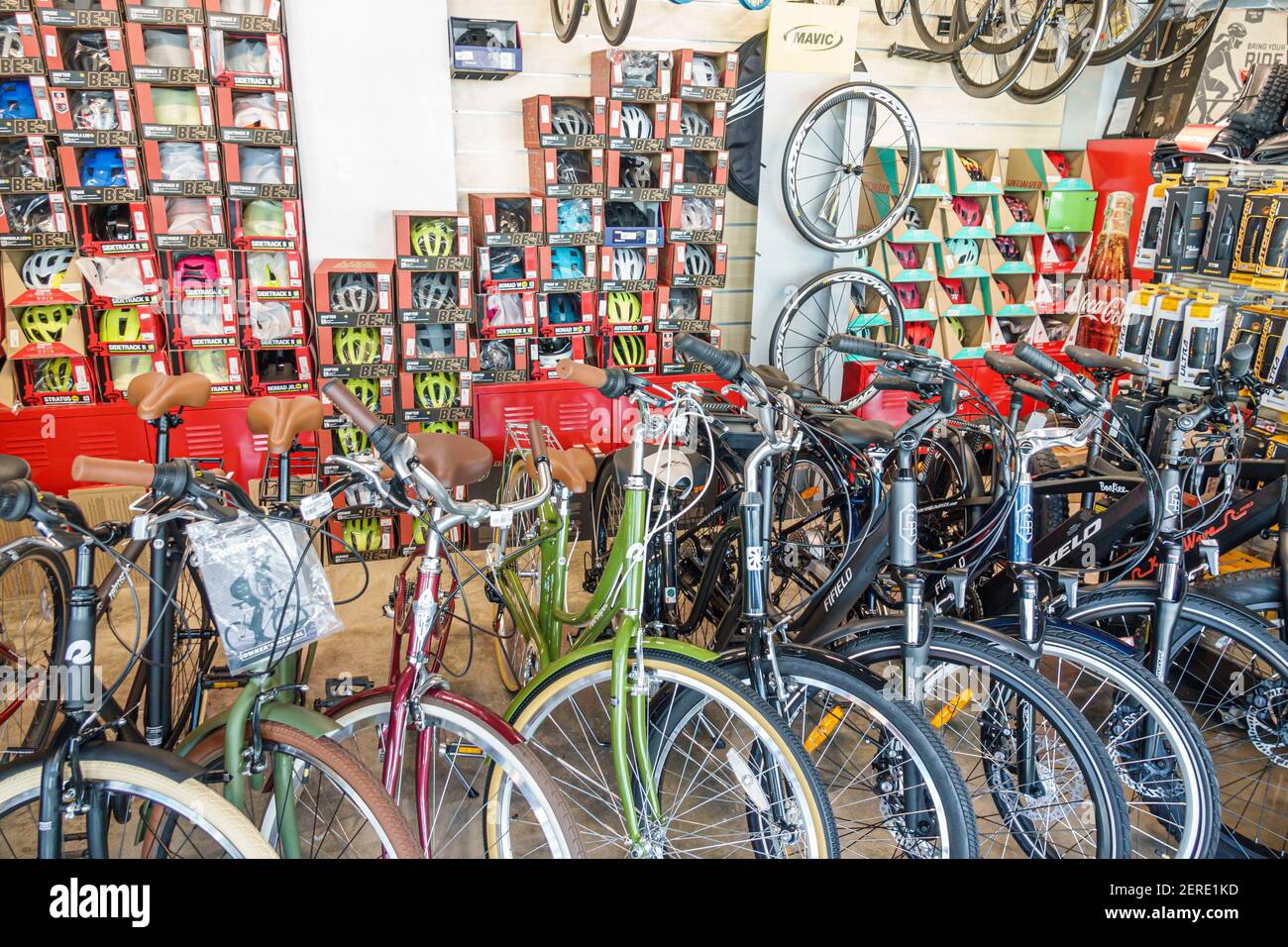 Miami Beach Florida, biciclette bicicletta bicicletta bicicletta  equitazione motociclisti bici bici, centro vendita nuove biciclette  display, caschi accessori insid Foto stock - Alamy