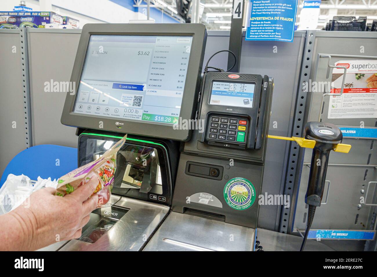 Miami Florida,Hialeah,Walmart Big-Box sconto grande magazzino affari interno interno, interno, self-service check checkout cliente scansione Foto Stock