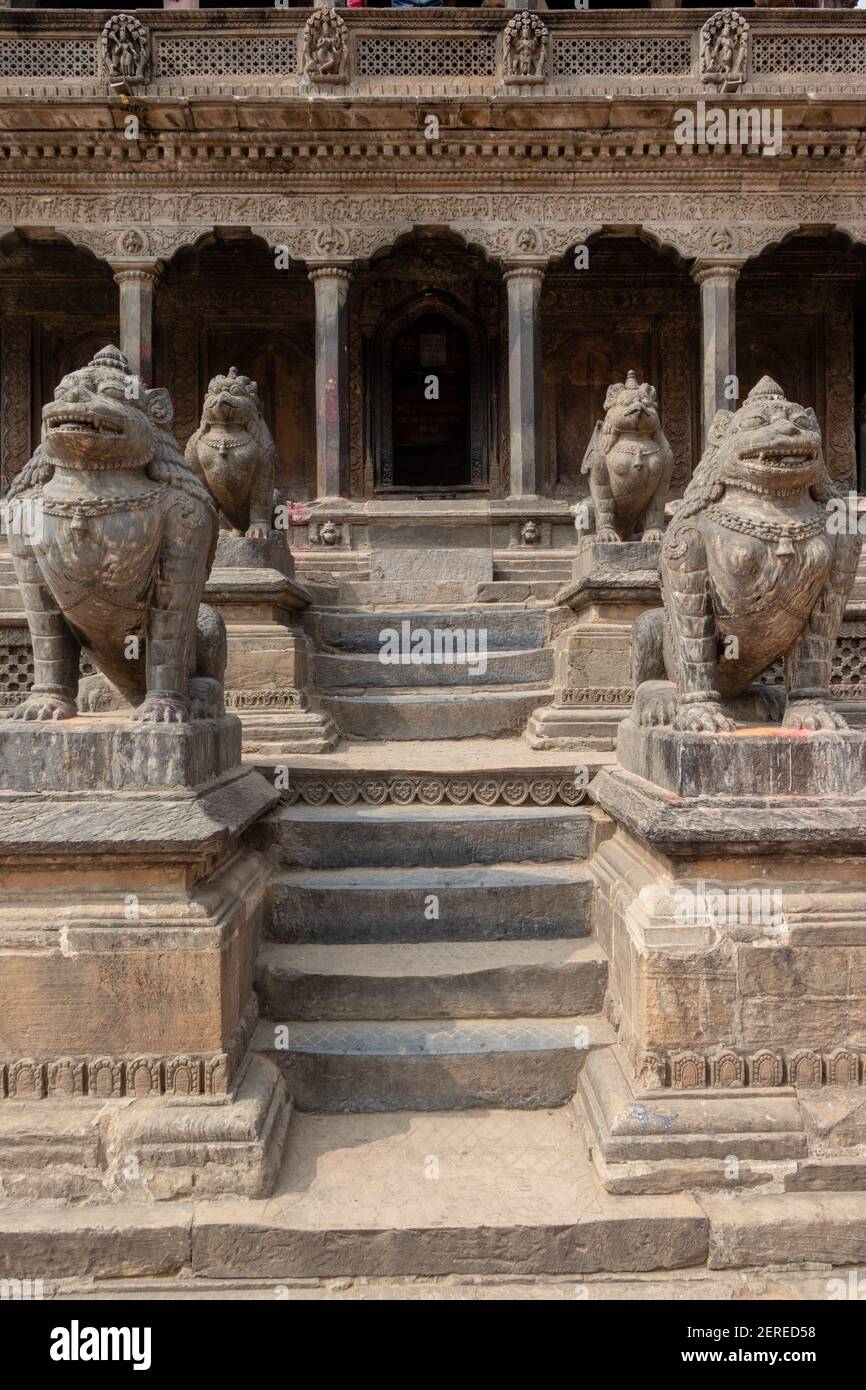 Statua sotto l'ingresso di Krishna Mandir (Tempio di Krishna) in Piazza Patan Durbar Foto Stock