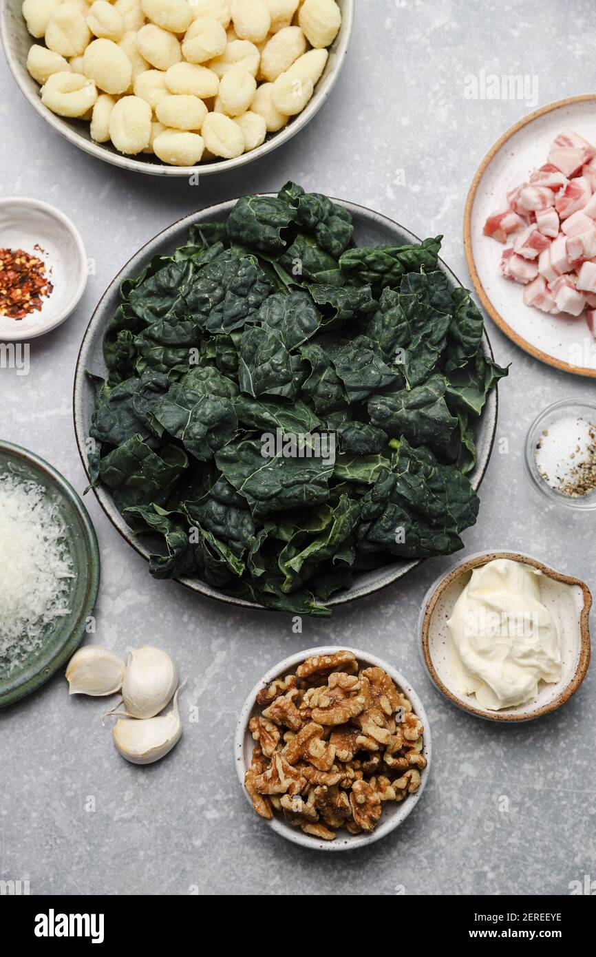 ingredienti per gnocchi con salsa di kale Foto Stock