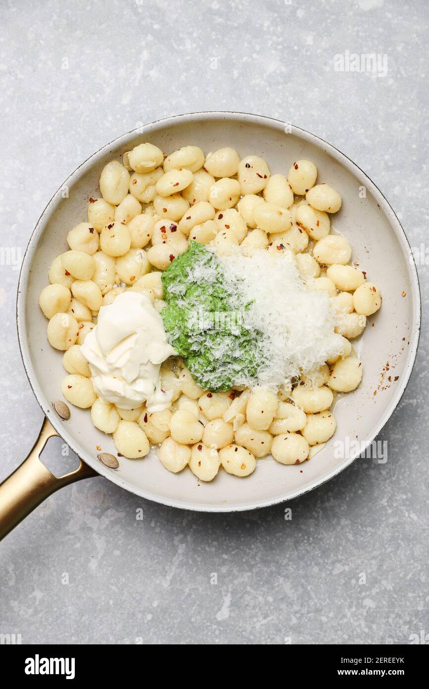 gnocchi di patate in padella con salsa di kale e mascarpone Foto Stock