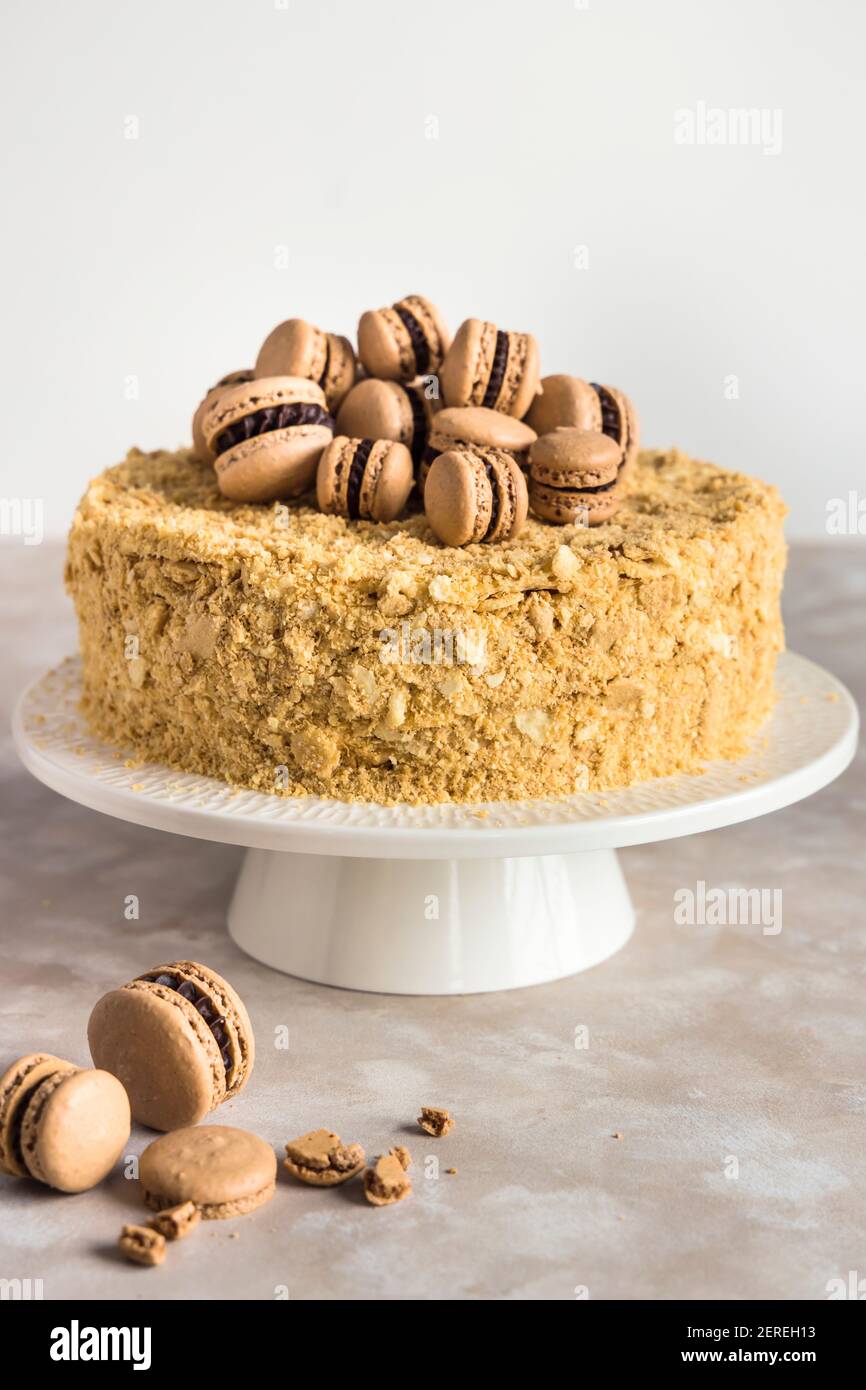 Torta di Napoleone con macaron. Foto Stock