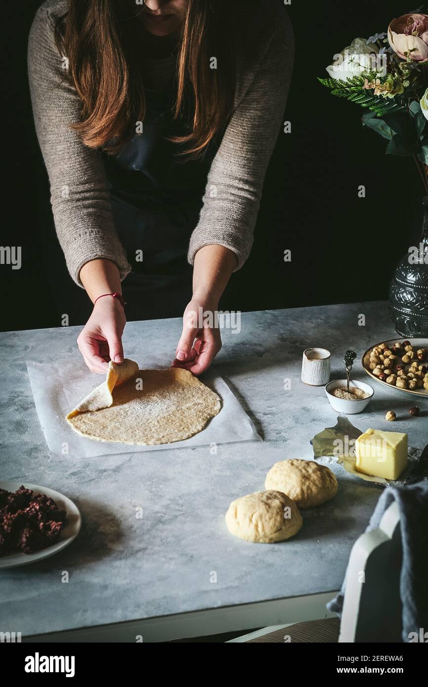 Ragazza che prepara pane di cioccolato dolce. Foto Stock