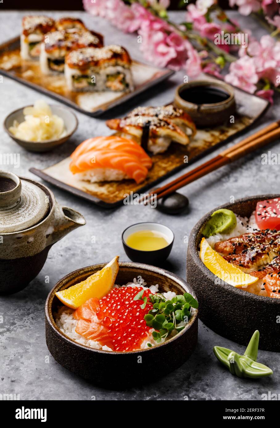 Set di sushi e caviale di salmone sul riso su tavolo grigio Foto Stock