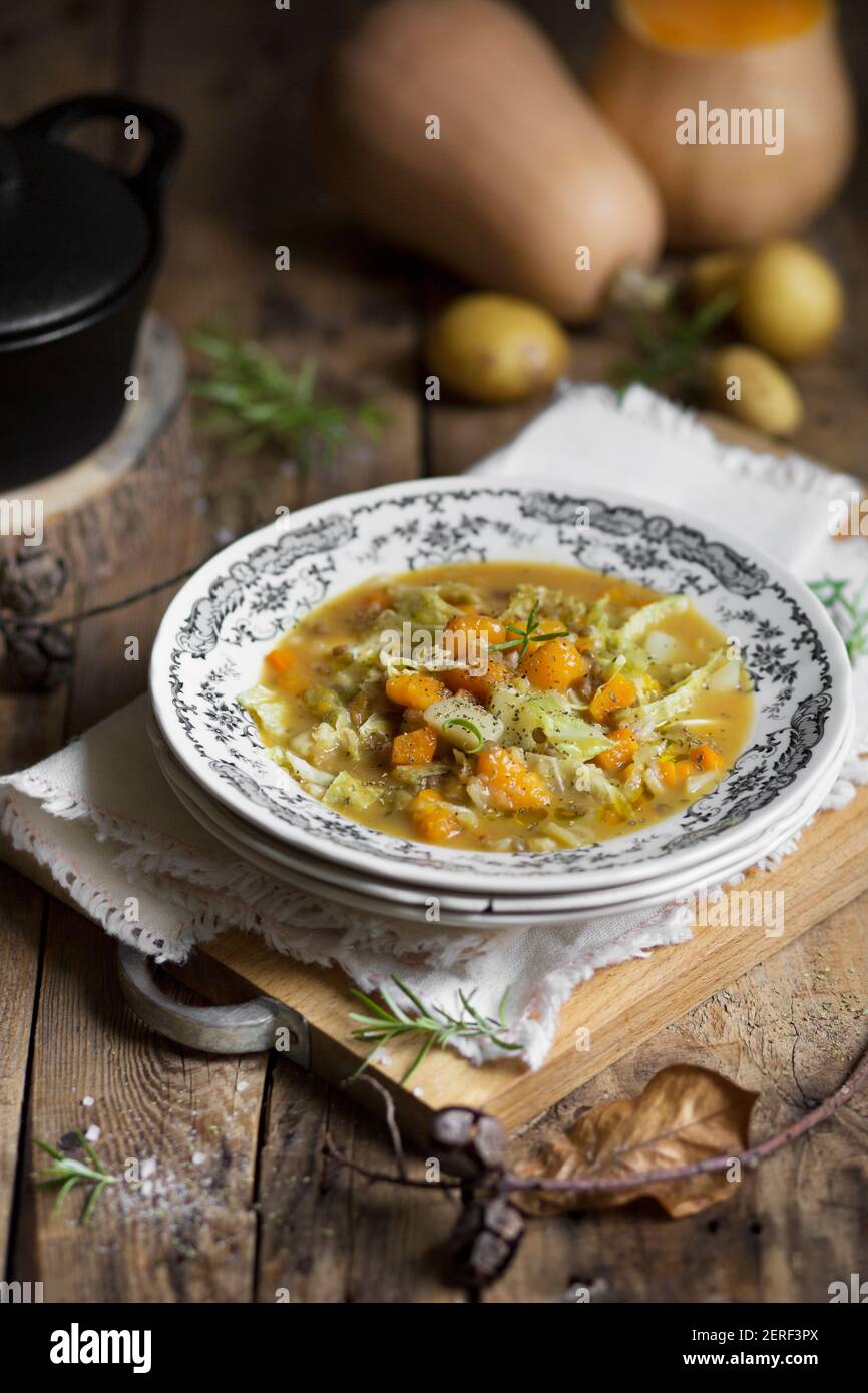 Zuppa di verdure con zucca, patate e cavolo su tavola di legno Foto Stock