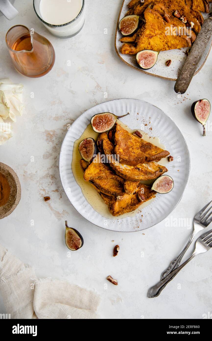 Toast alla francese di zucca con sciroppo d'acero e fichi. Foto Stock