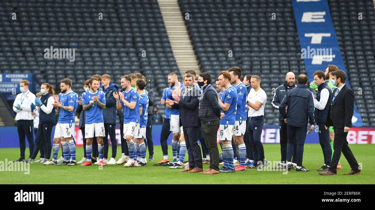 Hampden Park, Glasgow., 28 febbraio 21 finale della Betfred Cup Livingston FC contro St. Johnstone FC squadra di St Johnstone & Manager Callum Davidson in attesa di presentazione della medaglia v Livingston Credit: eric mcowat/Alamy Live News Foto Stock