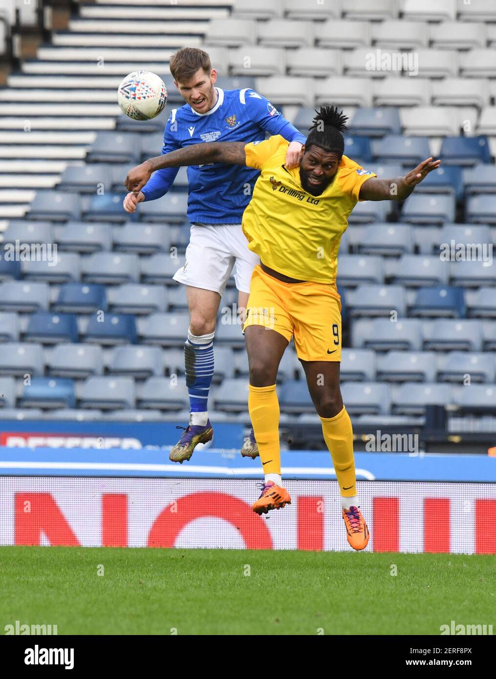 Hampden Park, Glasgow., 28 febbraio 21 finale della Betfred Cup Livingston FC contro St. Johnstone FC St Johnstone Jamie McCart out jumps Jay Emmanuel -Thomas Livingston Credit: eric mcowat/Alamy Live News Foto Stock