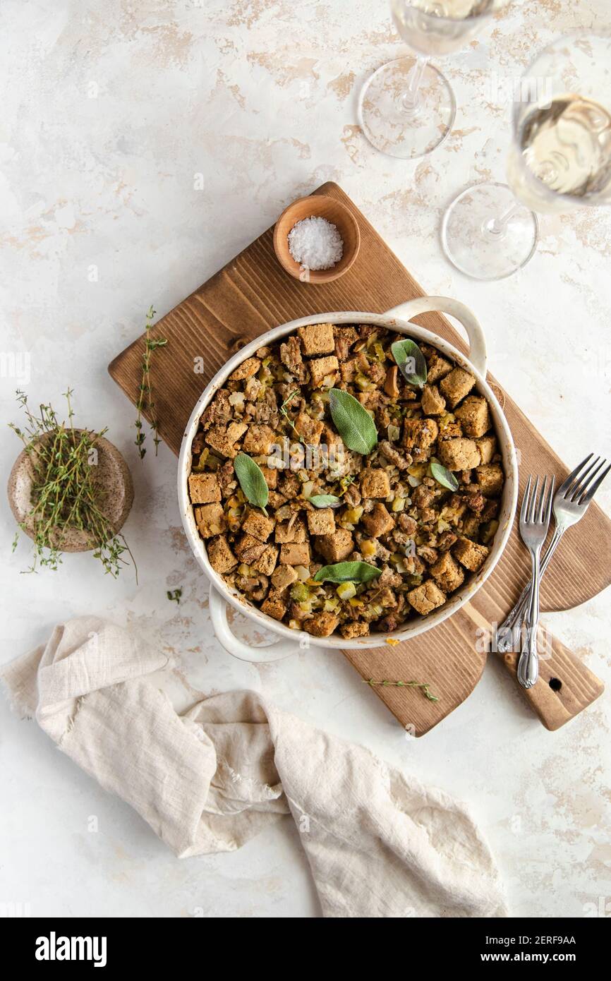 Focaccia ripieno piatto con erbe fresche Foto Stock