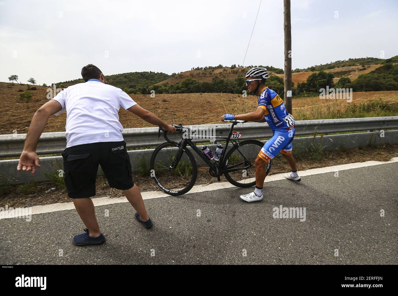 AlcÃ¡cer do SAL - Albufeira, 08/08/2018 - 1° tappa del ottantesimo Tour del  Portogallo in bicicletta tra AlcÃ¡cer do SAL e Albufeira con 191,8 km. Hugo  Sancho con guasto bici (Tony Dias /