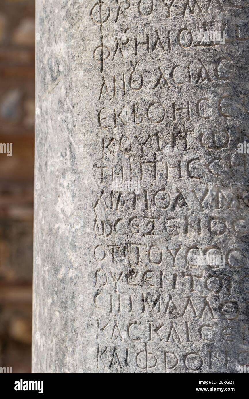 Antiche iscrizioni greche sulle rovine di colonna in antico Efeso città in Turchia Foto Stock