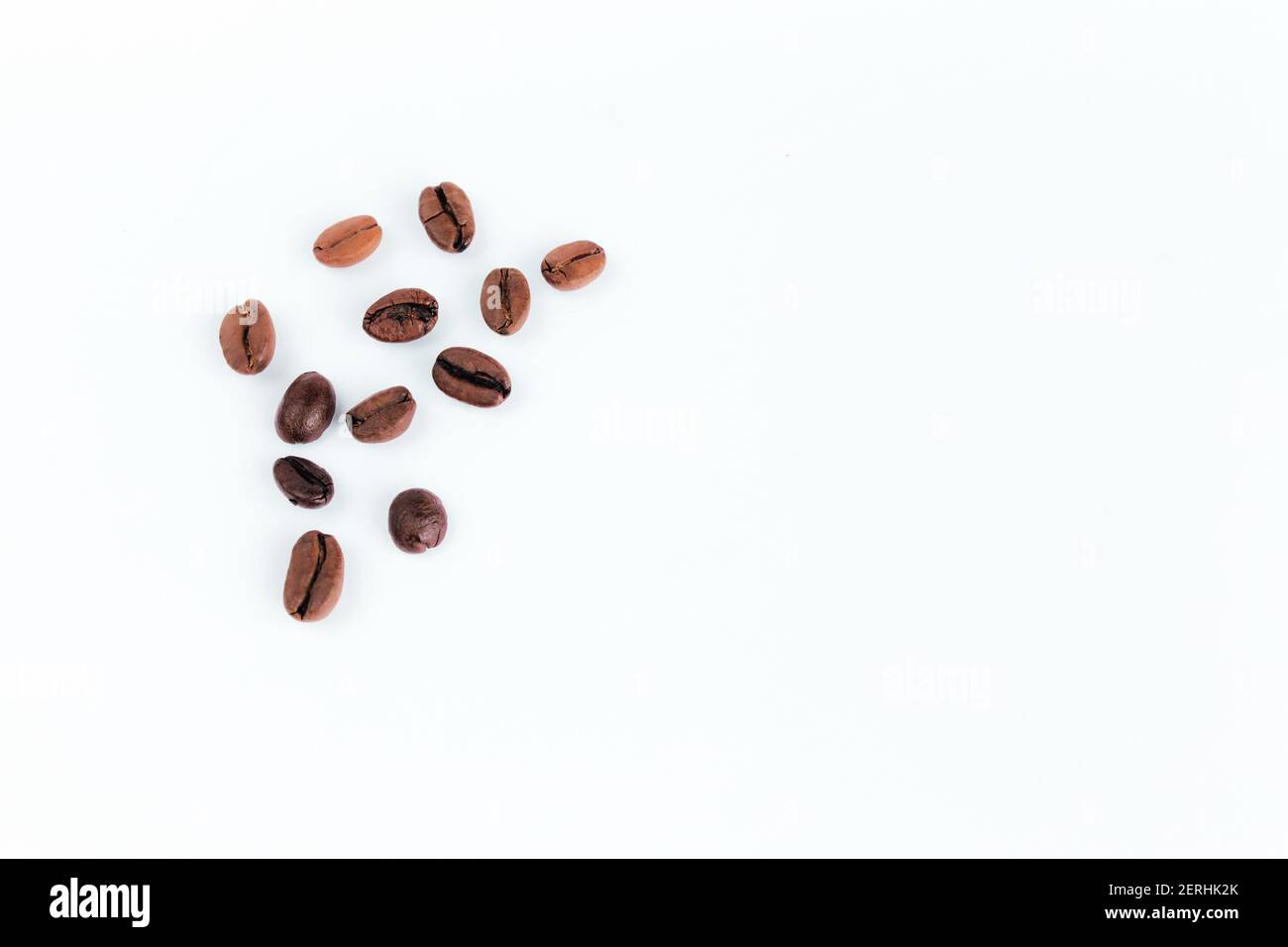 Chicchi di caffè arrosto su sfondo bianco. Foto di alta qualità Foto Stock