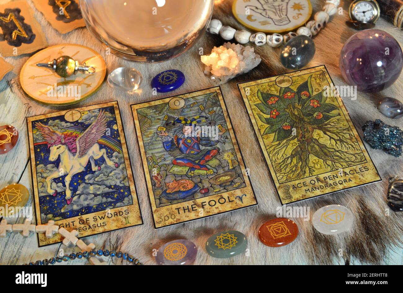 Rituale di Fortune con chakra su pietre, tarocchi e rune su tavola delle  streghe. Sfondo esoterico, gotico e occulto, concetto mistico di Halloween  Foto stock - Alamy
