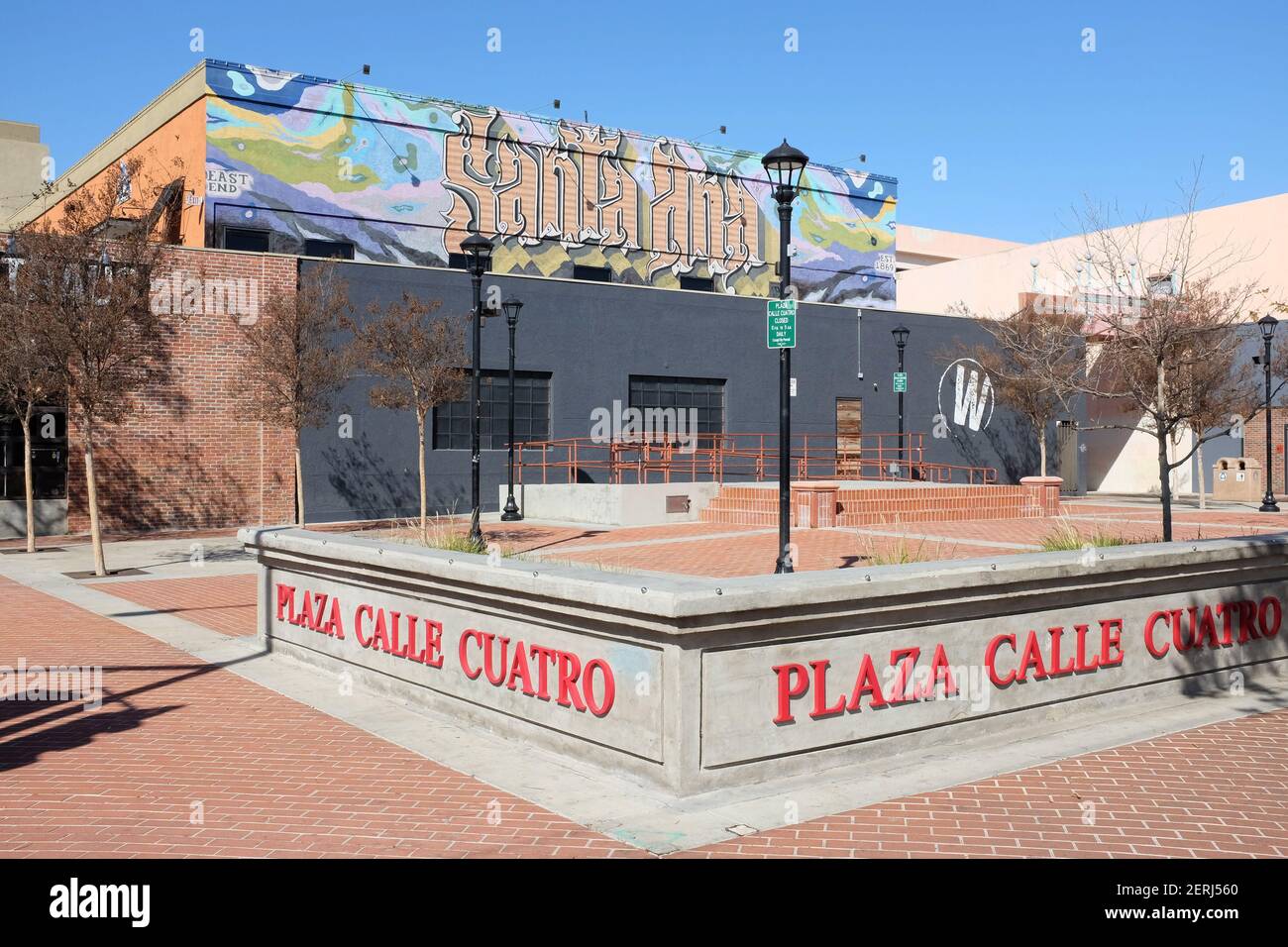 SANTA ANA, CALIFORNIA - 25 FEB 2021: Plaza Calle Cuatro (4th Street Plaza) un parco urbano all'angolo della 4th Street e French Street. Foto Stock