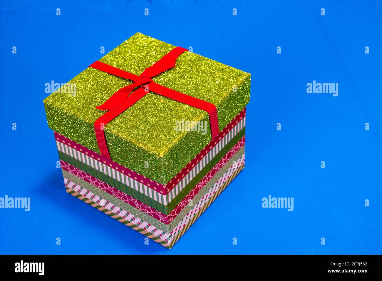 Confezione regalo di Natale colorata su sfondo blu Foto Stock