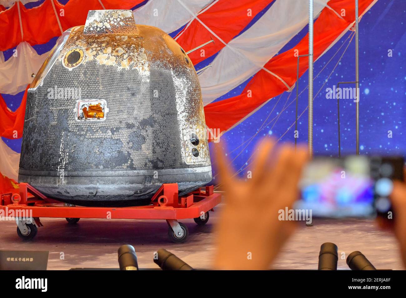 Pechino, Cina. 28 Feb 2021. 100g di terreno lunare è esposto nel Museo Nazionale della Cina a Pechino, Cina il 28 febbraio 2021.(Photo by TPG/cnsphotos) Credit: TopPhoto/Alamy Live News Foto Stock