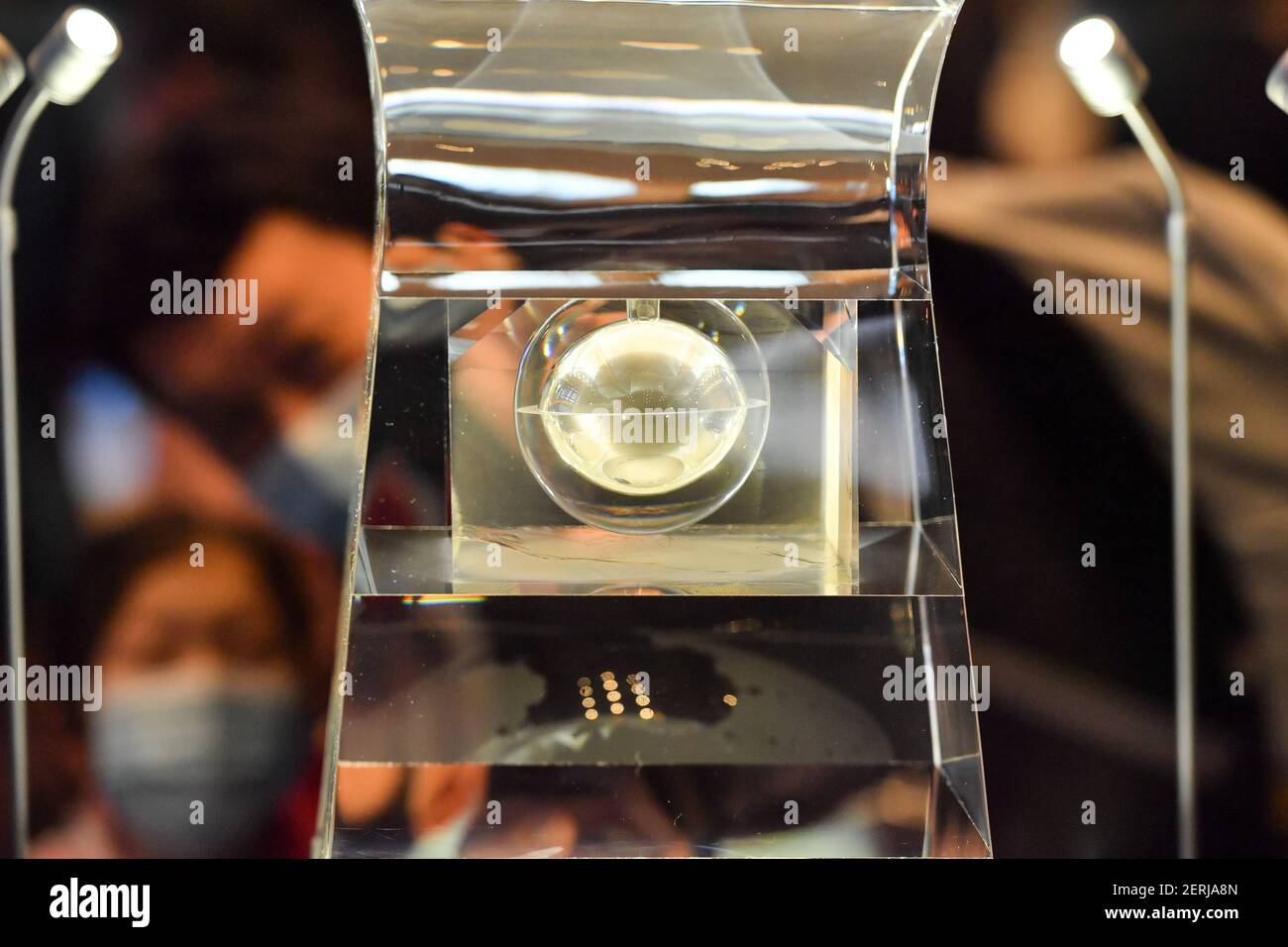 Pechino, Cina. 28 Feb 2021. 100g di terreno lunare è esposto nel Museo Nazionale della Cina a Pechino, Cina il 28 febbraio 2021.(Photo by TPG/cnsphotos) Credit: TopPhoto/Alamy Live News Foto Stock