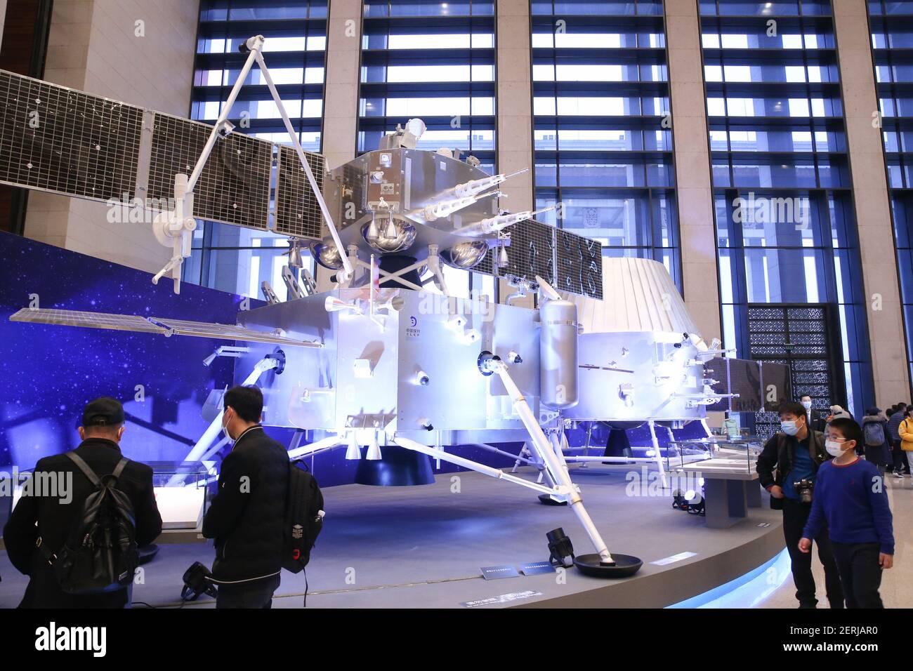 Pechino, Cina. 28 Feb 2021. 100g di terreno lunare è esposto nel Museo Nazionale della Cina a Pechino, Cina il 28 febbraio 2021.(Photo by TPG/cnsphotos) Credit: TopPhoto/Alamy Live News Foto Stock