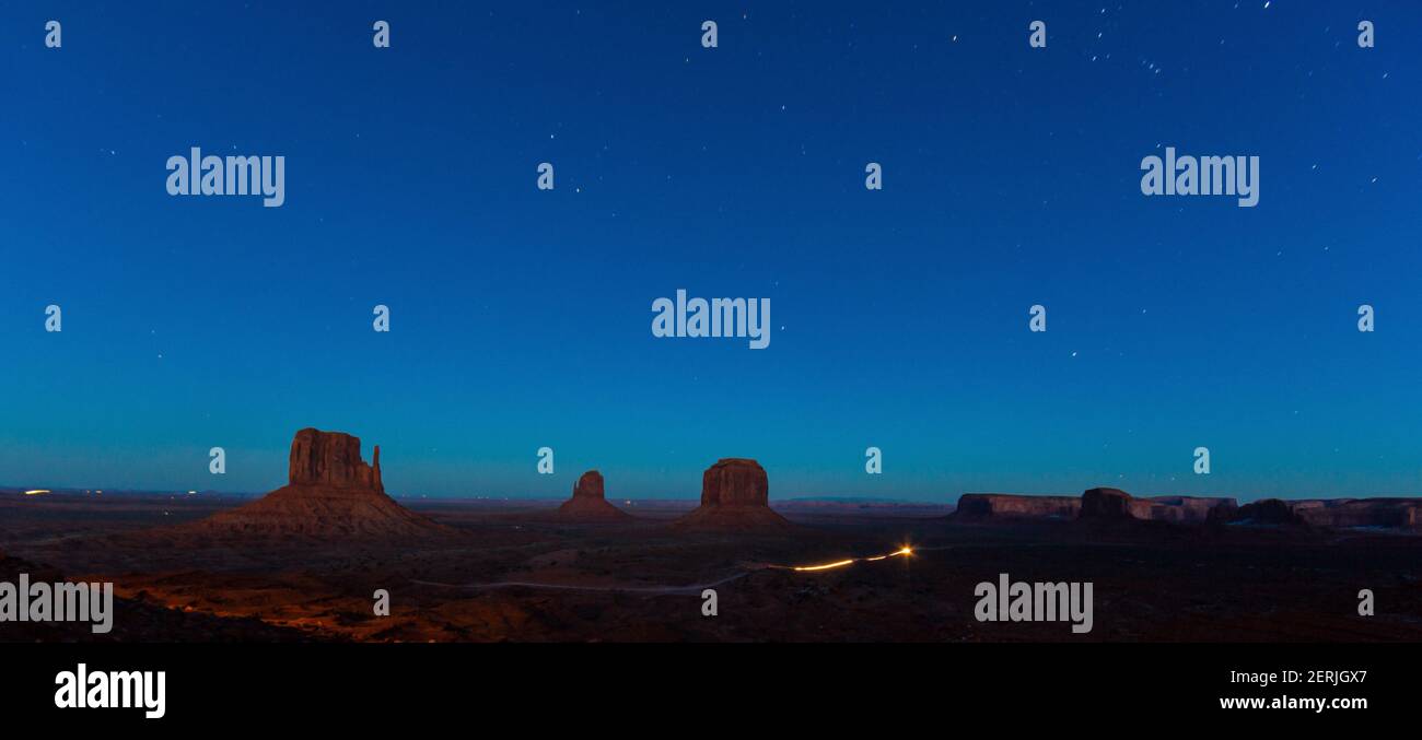 Scena notturna della formazione rocciosa nella Monument Valley National Parco con stelle nel cielo in inverno Foto Stock