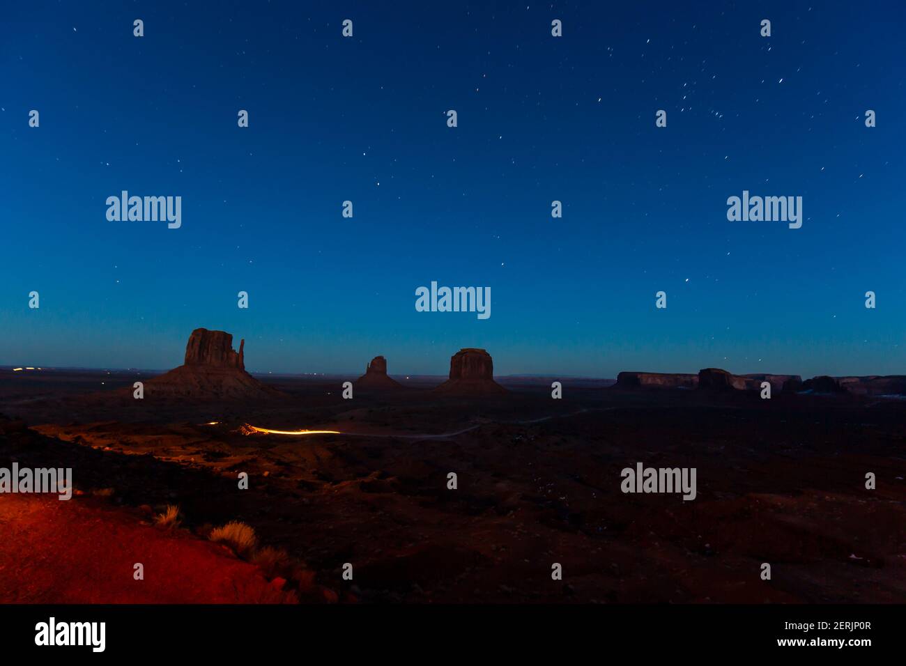 Scena notturna della formazione rocciosa nella Monument Valley National Parco con stelle nel cielo in inverno Foto Stock