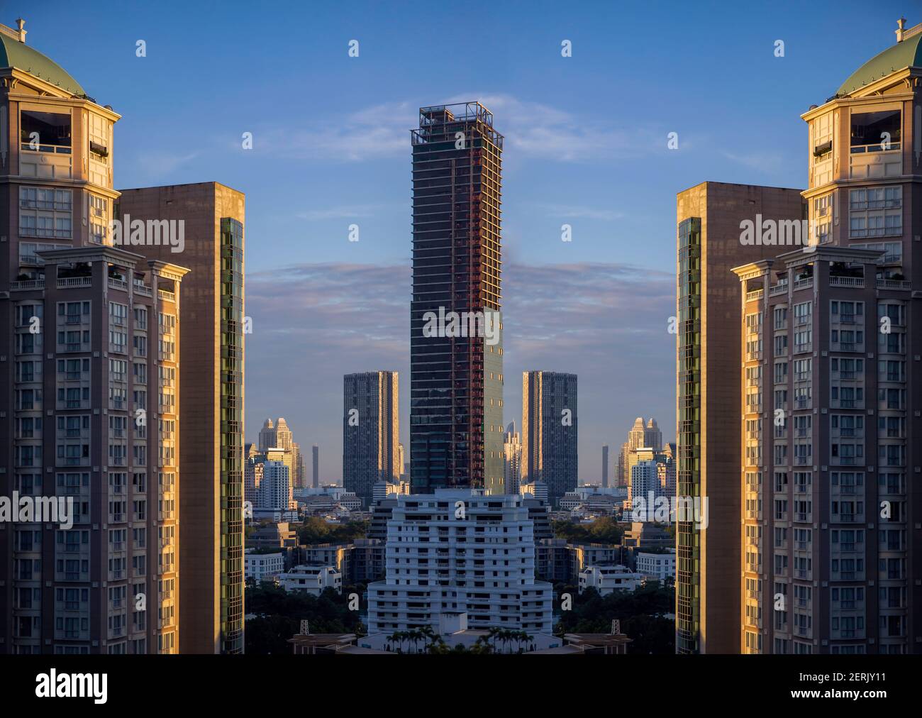 Edificio astratto della proprietà della città capitale in vista di mattina sfondo. Vista dello skyline della città dalla finestra dell'ufficio. La lucentezza sfocata bokeh architettura reale Foto Stock