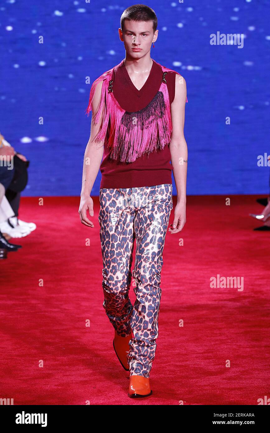 Calvin Klein New York pronto a indossare in autunno e inverno modello russa  Natalia Vodianova in nero trasparente high waist strappy vestaglia Foto  stock - Alamy