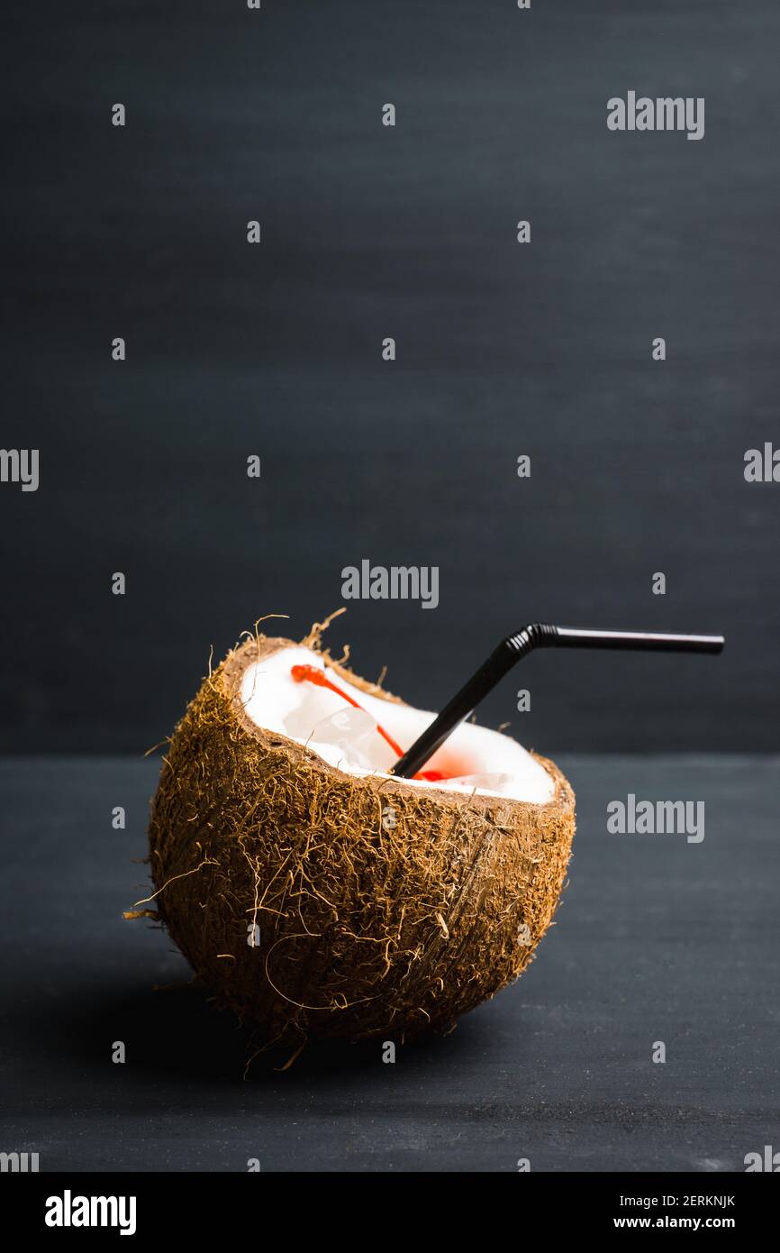 Cocktail Dolce Al Cocco Messa A Fuoco Selettiva Profondita Di Campo Poco Profonda Foto Stock Alamy