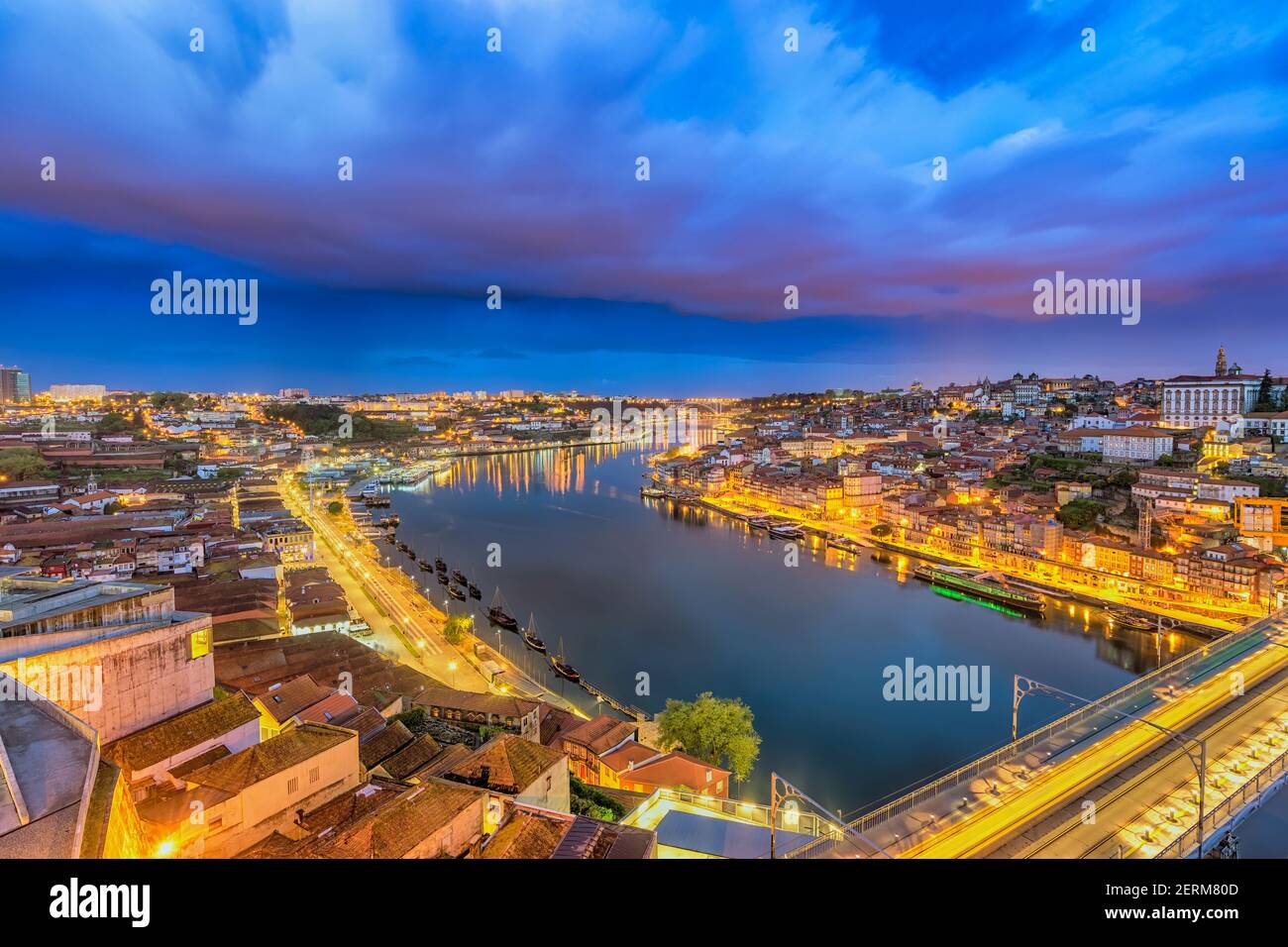 Porto Portogallo skyline notturno della città di Porto Ribeira e Douro Fiume e ponte Dom Luis I. Foto Stock