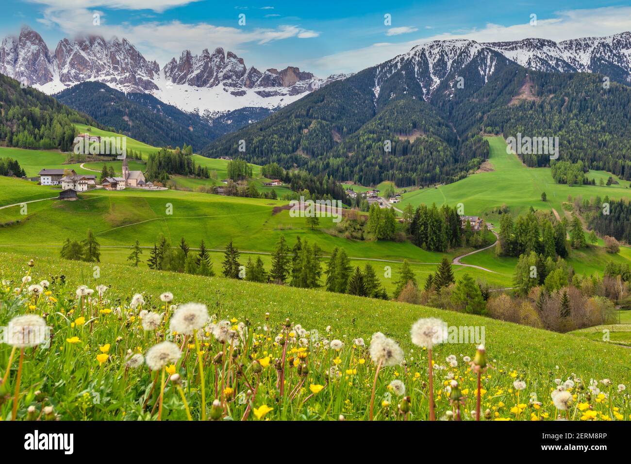 Dolomiti Alpe paesaggio montano nel villaggio di Santa Maddalena nella stagione primaverile, San Magdalena Italia Foto Stock