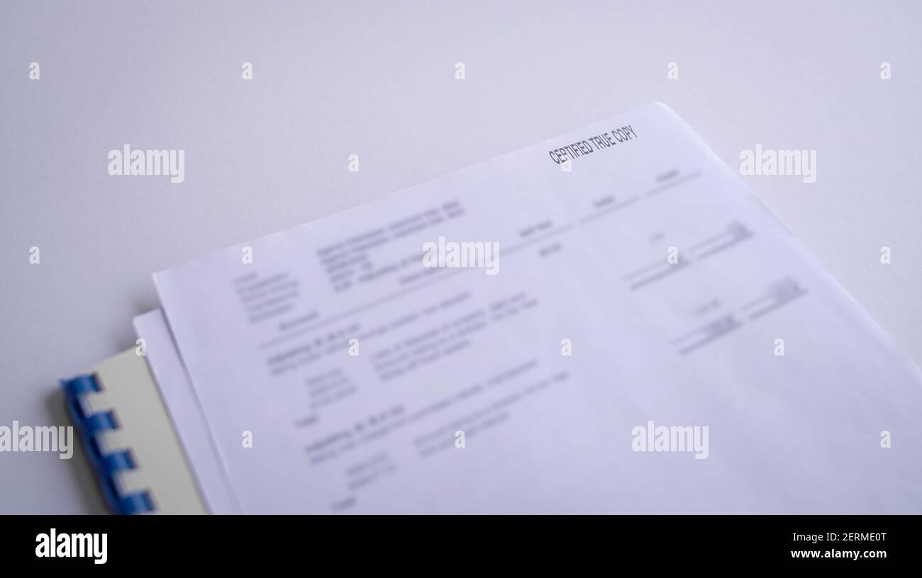 Stampaggio in gomma con copia certificata True sul documento. Isolato su sfondo bianco. Foto Stock