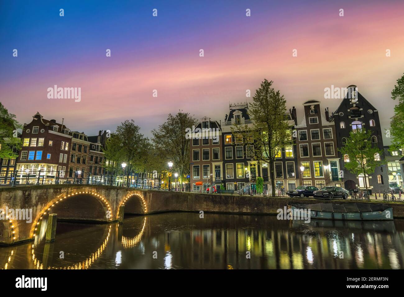 Amsterdam Olanda, skyline notturno della città di casa olandese sul lungomare del canale Foto Stock