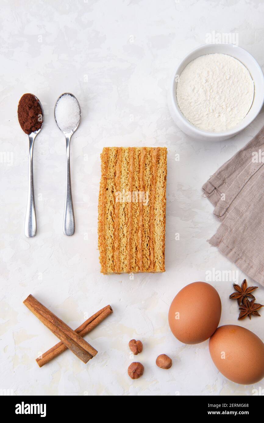 Vista dall'alto di un pezzo di torta. Ingredienti per cucinare la torta. Foto Stock