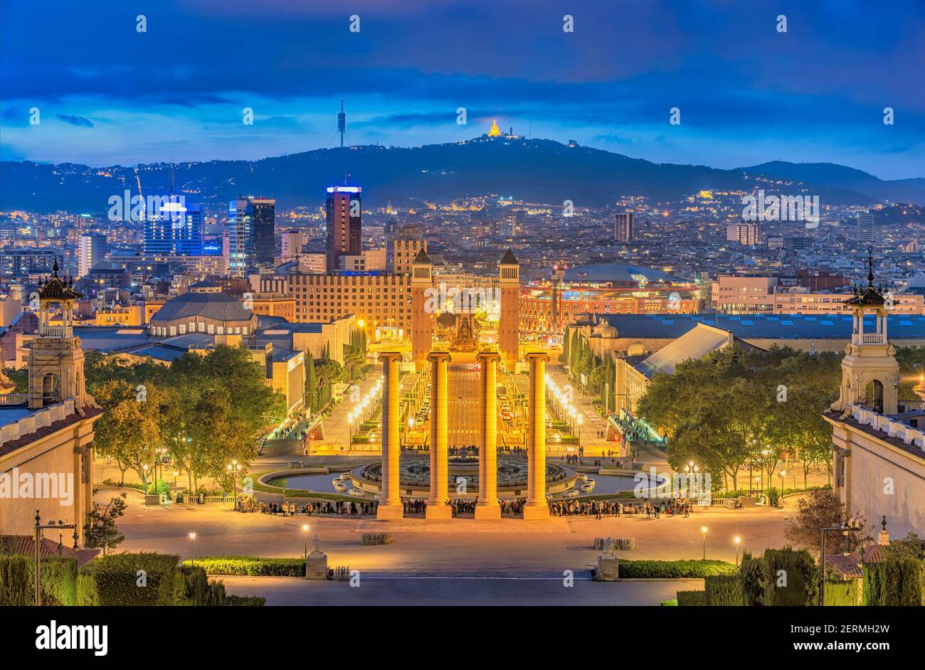 Barcellona Spagna, vista ad alto angolo dello skyline notturno della città in Piazza Espanya di Barcellona Foto Stock