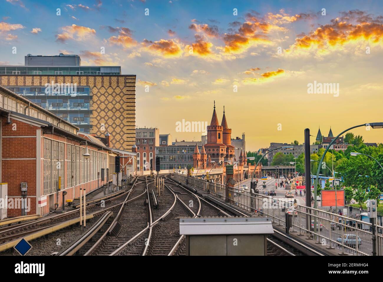 Berlino Germania, skyline della città al tramonto al ponte Oberbaum e alla metropolitana di Berlino Foto Stock