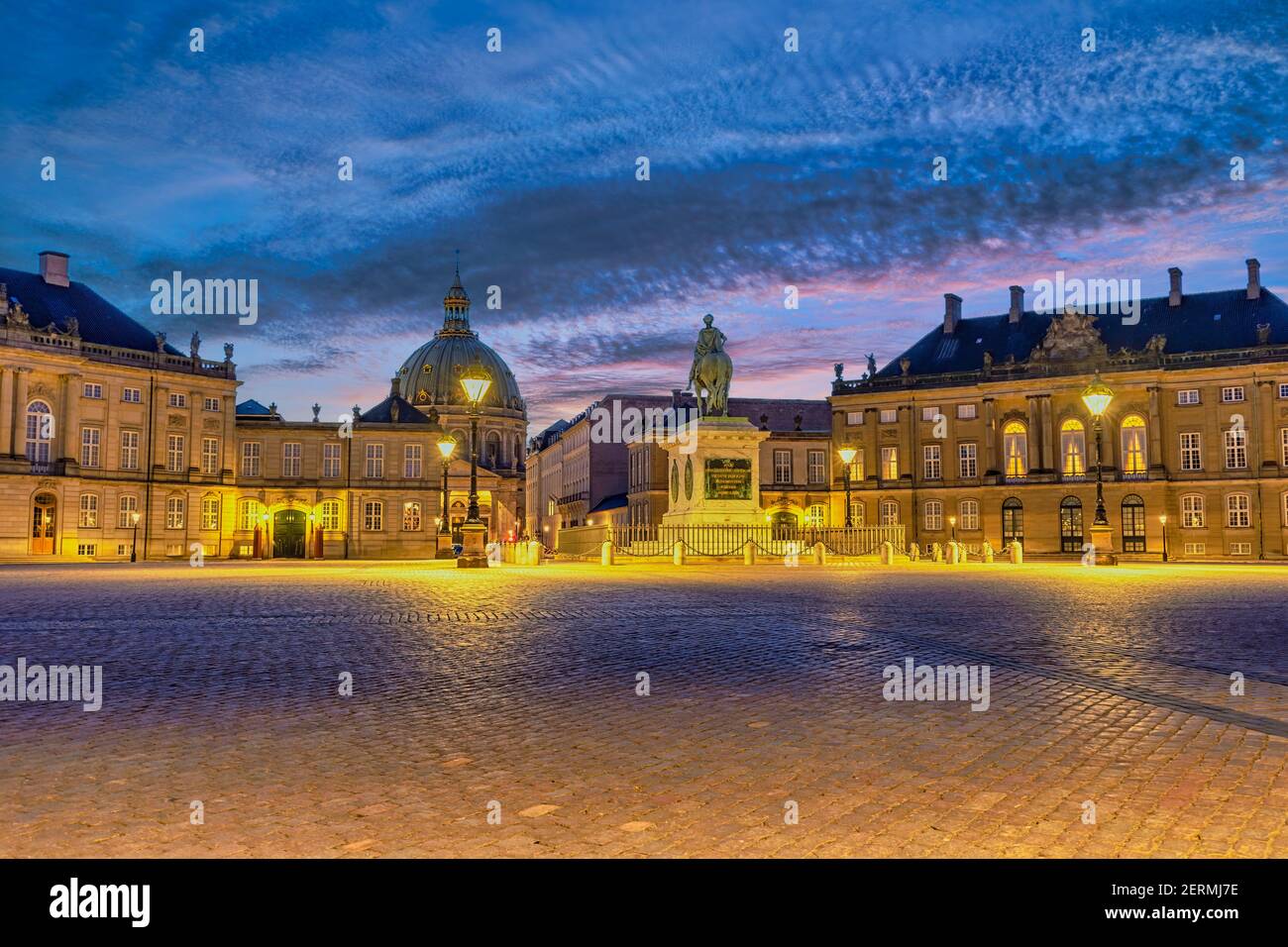 Copenhagen Danimarca, skyline notturno della città al Palazzo Amalienborg Foto Stock