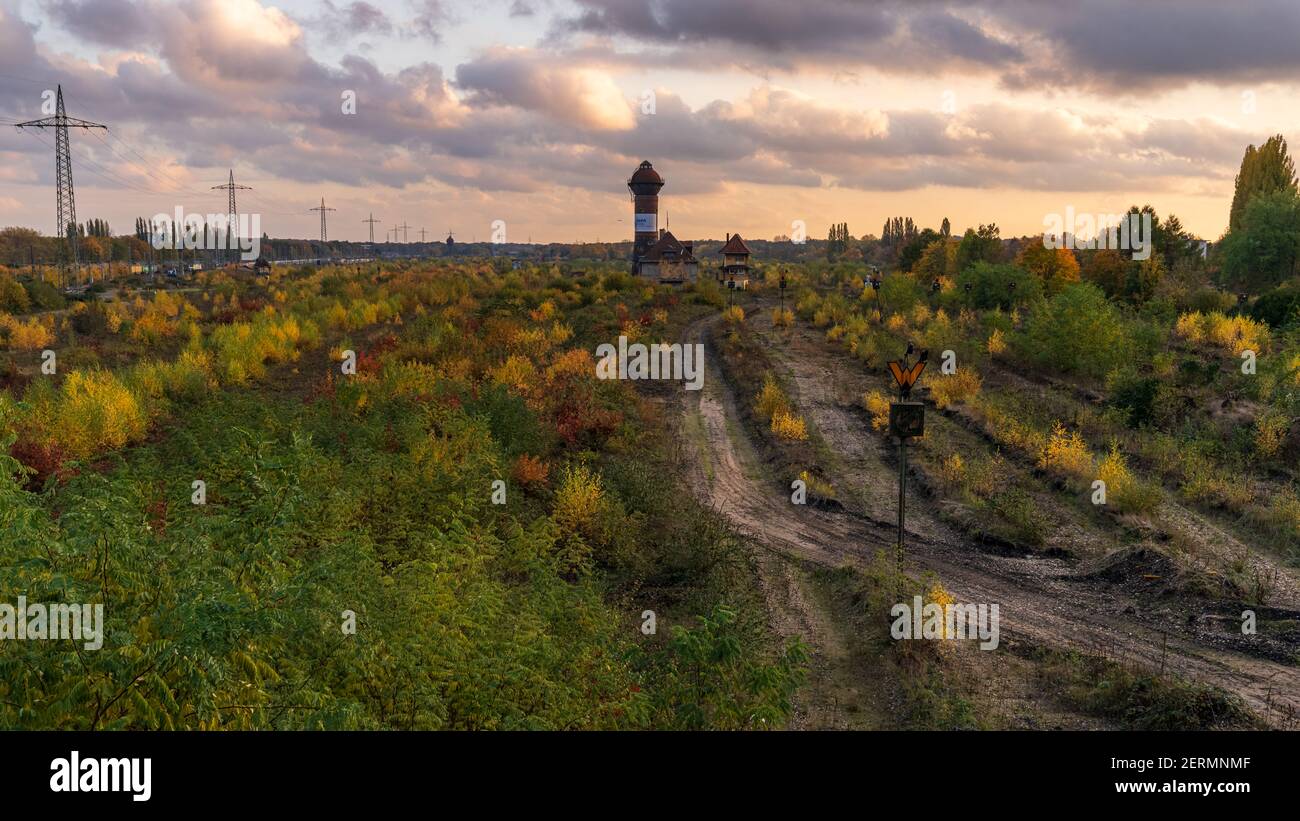 Duisburg, North Rhine-Westfalia, Germania - 09 novembre 2019: Vista sull'ex deposito merci a Duisburg-Wedau vicino al Sechi-Secht-Platte (Six Lak Foto Stock