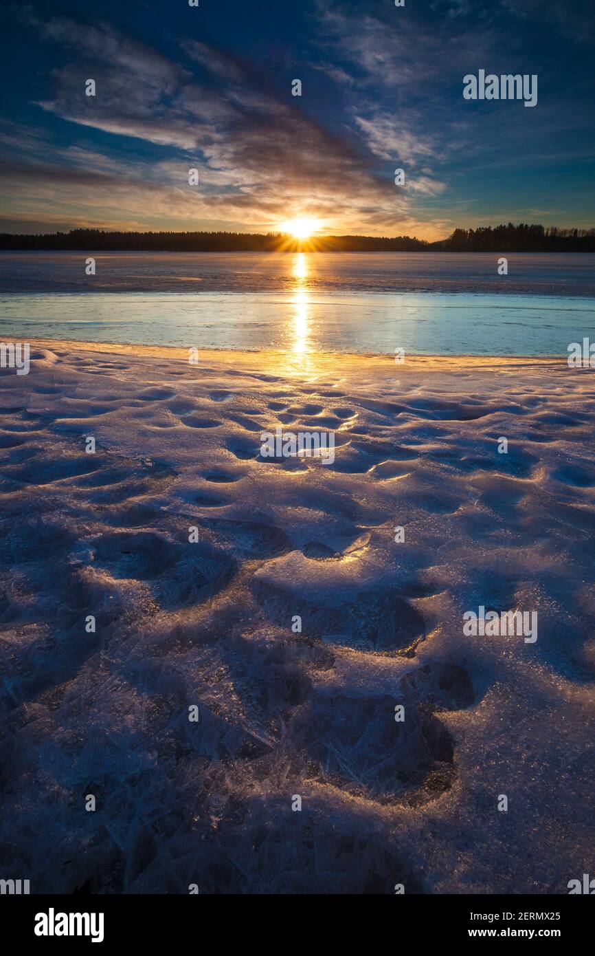 Paesaggio invernale di prima mattina con formazioni di ghiaccio e cieli colorati a Årvold, nel lago Vansjø, Moss kommune, Østfold, Norvegia. Foto Stock