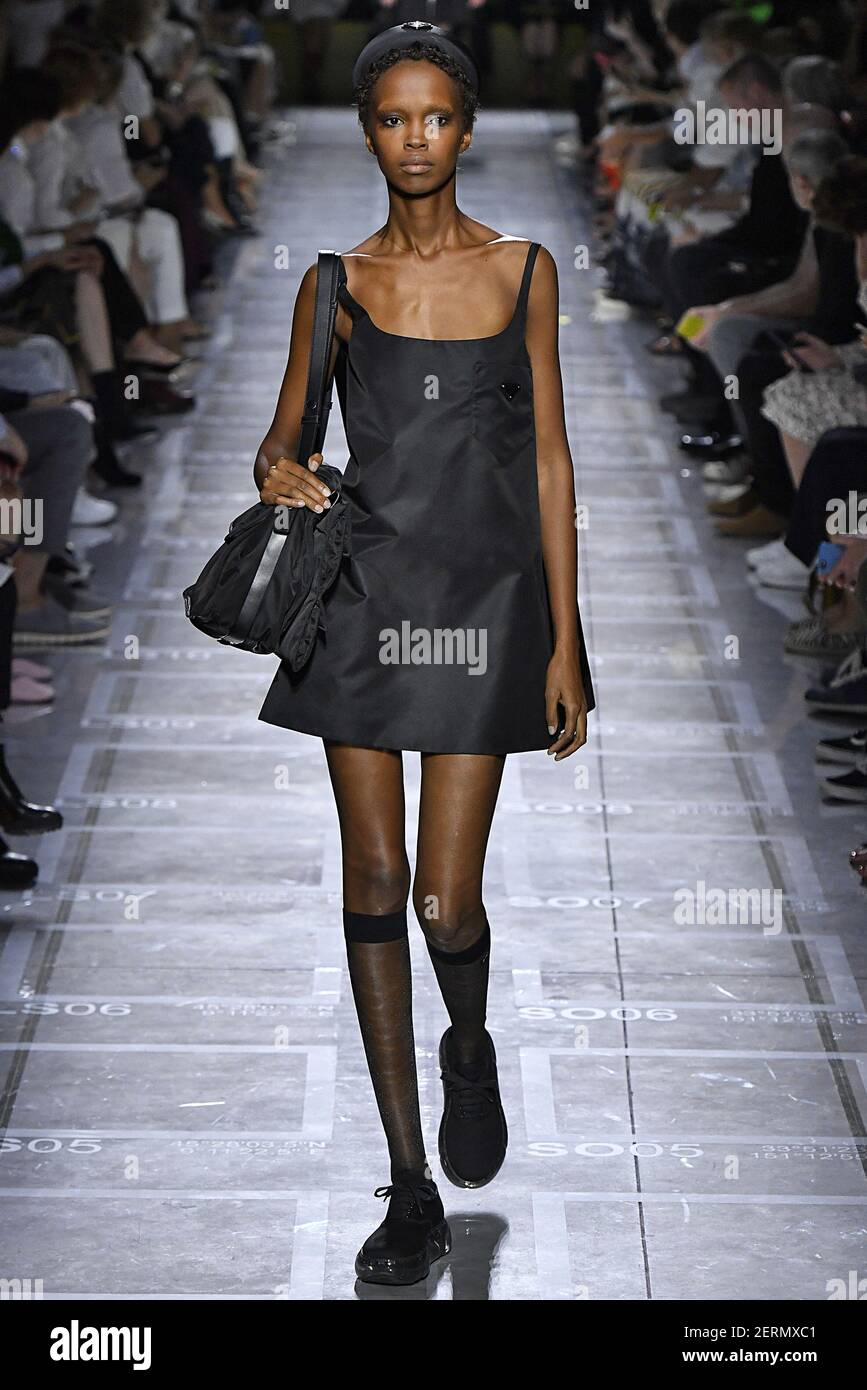 Model Judy Kinuthia cammina sulla pista durante la sfilata di moda