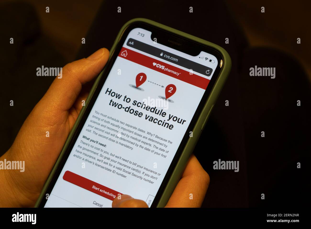 Una donna impara a programmare il vaccino COVID-19 a due dosi dal sito web CVS Pharmacy venerdì 26 febbraio 2021. Foto Stock