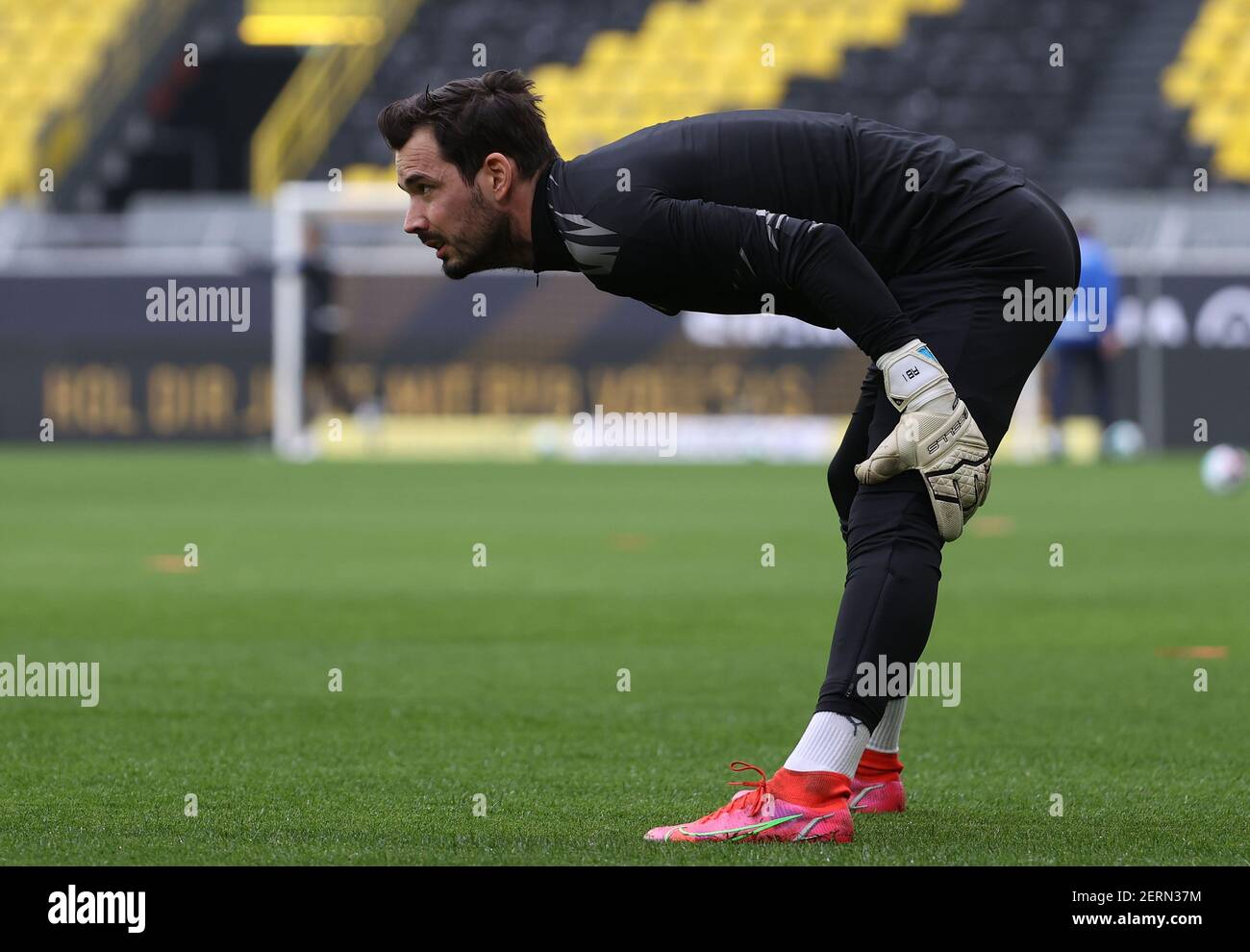 Signal Iduna Park Dortmund Germany, 27.02.2021, Football: Bundesliga season 2020/21 matchday 23, Borussia Dortmund (BVB, yellow) vs Arminia Bielefeld ARM, white) 3:0 ;R oman Buerki (Borussia Dortmund) Foto: Joachim Bywaletz / jb-sportfoo /Pool via DFvenbach, come REGOLA EDITORIALE, non utilizzare solo immagini e video Kolquasi Foto Stock