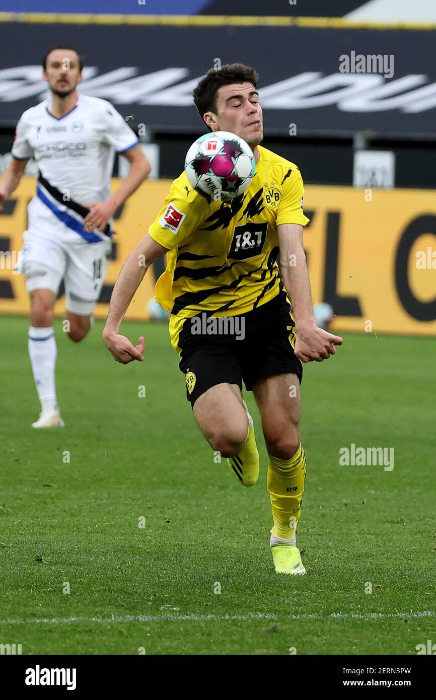 Signal Iduna Park Dortmund Germany, 27.02.2021, Football: Bundesliga season 2020/21 matchday 23, Borussia Dortmund (BVB, giallo) vs Arminia Bielefeld ARM, bianco) 3:0 ; Giovanni Reyna (Borussia Dortmund) Foto: Joachim Bywaletz / jb-sportfoto /Pool via Kolvenbach ***le normative DFL vietano qualsiasi uso di fotografie come sequenze di immagini e/o quasi-video.*** SOLO PER USO EDITORIALE Foto Stock