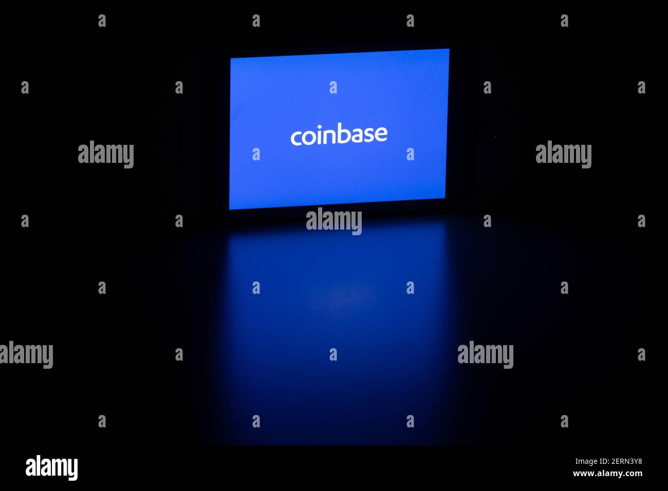 Il logo Coinbase viene visualizzato su uno smartphone. Coinbase è uno scambio di valuta digitale statunitense costruito sulla tecnologia finanziaria e con sede a San Francisco, California. Foto Stock