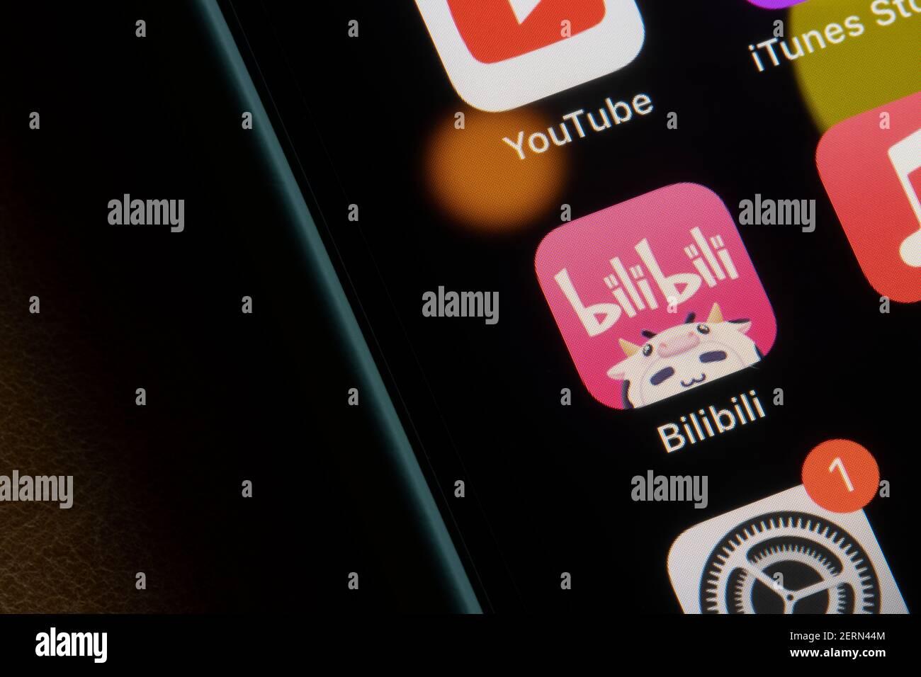 L'app bilibili viene visualizzata su un iPhone. Bilibili, soprannominato B Station in Cina, è un sito web cinese di video sharing a tema di animazione, fumetto e gioco. Foto Stock